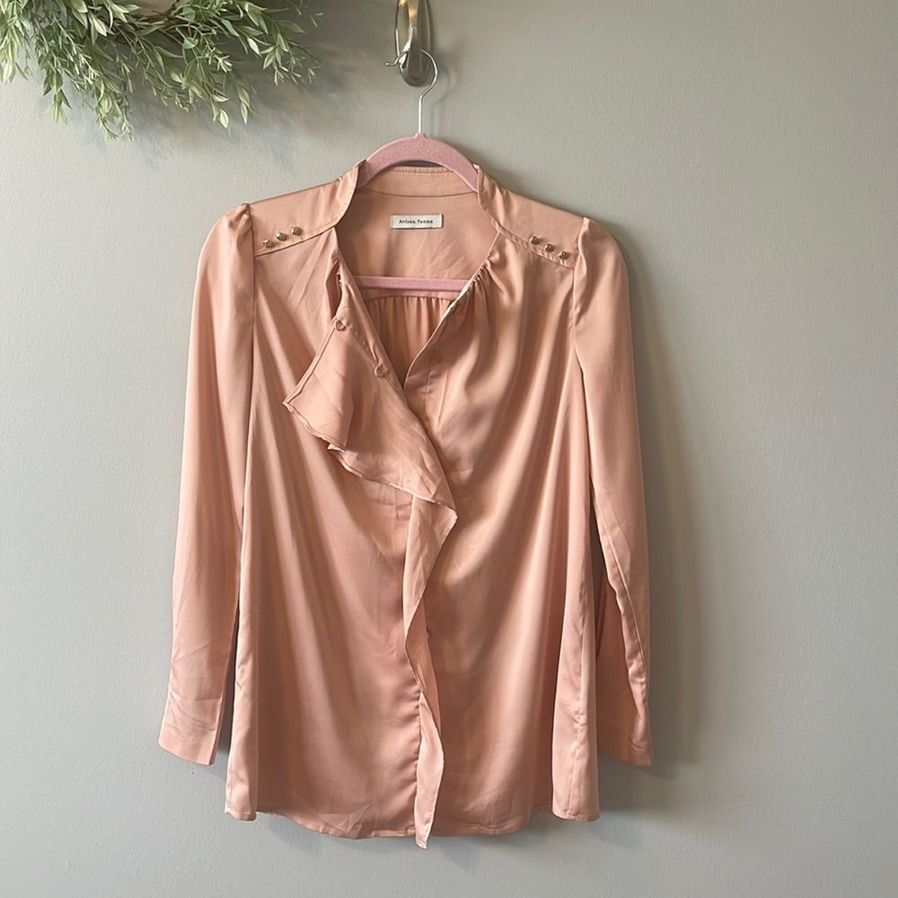 ๐ 3/$20 EUC Aivee. femme Gorgeous Peach Button Down Ruffle Front Blouse